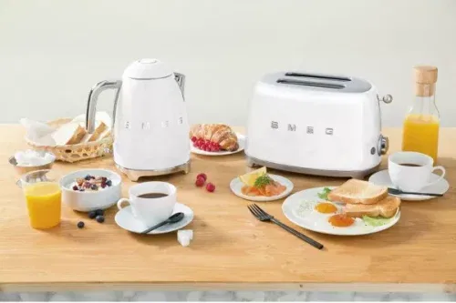 AUTO WIN- WIN A SMEG KETTLE AND TOASTER