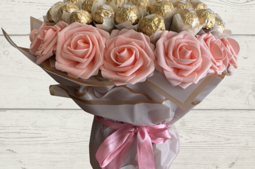 AUTO WIN - Ferrero Rocher With Roses Hand-Tied Bouquet