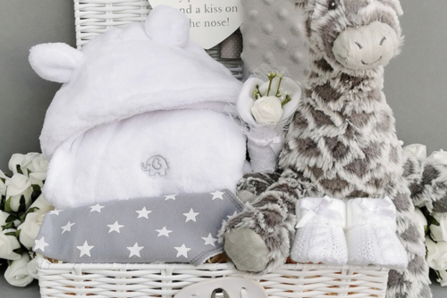 AUTO WIN - Sleepy Giraffe Cuddles Luxury Baby Gift Hamper - 09/02