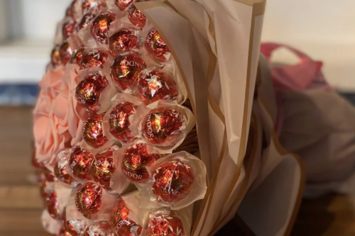 AUTO WIN - Lindt Lindor With Roses Hand-Tied Bouquet - 21/02