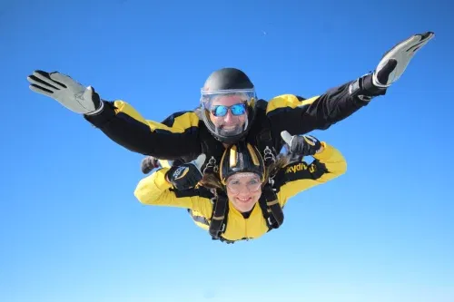 7,000ft Tandem Skydive - VIRGIN EXPERIENCE DAYS VOUCHER - 05/05