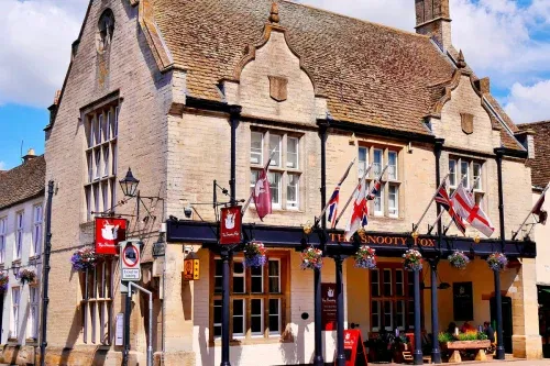 EVENING AUTO WIN - One Night Cotswolds Inn Break for Two at The Snooty Fox - 18/05
