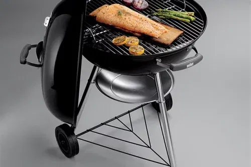 Weber Compact 57cm Kettle Charcoal BBQ, Black - 22/08