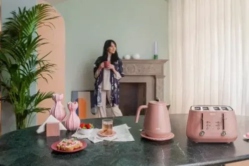De'Longhi Eclettica Electric Kettle, 1.7L, Pink & De'Longhi Eclettica 4 Slice Toaster, Pink-AUTO WIN