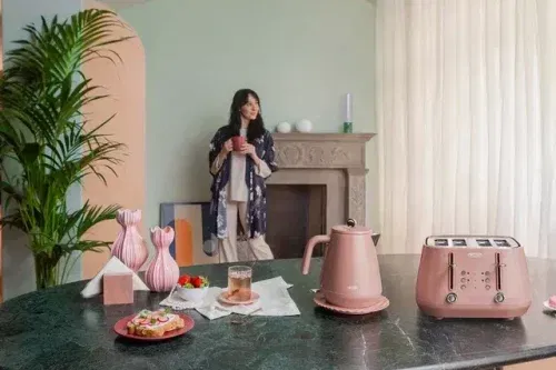 DE’LONGHI ECLETTICA ELECTRIC KETTLE, 1.7L, PINK & DE’LONGHI ECLETTICA 4 SLICE TOASTER, PINK-AUTO WIN