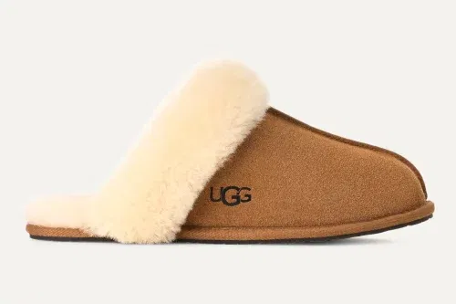 UGG SCUFFETTE SHEEPSKIN AND SUEDE SLIPPERS, CHESTNUT-AUTO WIN 29/10