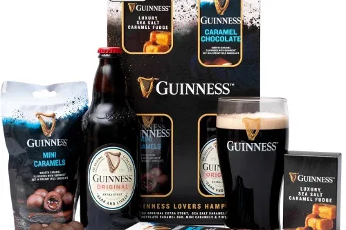 GUINNESS GIFTS FOR MEN, BEER GIFT SET – OFFICIAL GUINNESS 500ML AND PINT GLASS, GOURMET CHOCOLATE & FUDGE HAMPERS – ALCOHOL GIFT SETS FOR MEN, DAD BIRTHDAY GIFTS FOR HIM, BOYFRIEND, CHRISTMAS AUTO-WIN 10/12