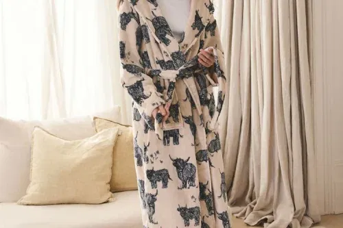 CHRISTMAS ADVENT CALENDAR 3RD DEC- WIN Cream Hamish The Highland Cow Supersoft Dressing Gown + FIND THE INSTANT WIN-AUTO WIN