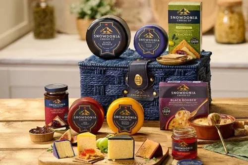 SNOWDONIA Black Bomber Cheese Hamper-AUTO WIN 22/03